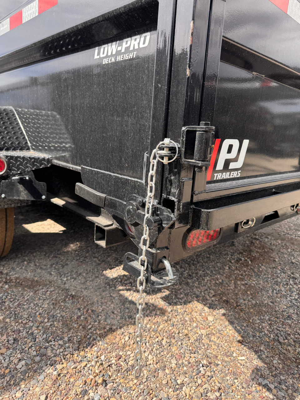 P.J. Trailers 2027 DE 83"X16' Scissor Dump Trailer | Tandem Axle 20K, Scissor Lift, Hydraulic Jacks, 7ga Floor, Tarp Kit, Slide In Ramps, Torsion Axles