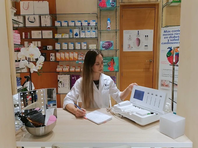 Especialsitas en dermoanálisis con Microcaya en Farmacia Ferro en Puente de Vallecas, Madrid