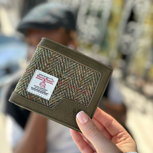 ISL-4589CHEHBM00 CHESTNUT HERRINGBONE Colour Islander Harris Tweed Men’s Wallet Lifestyle ShamrockGift.com