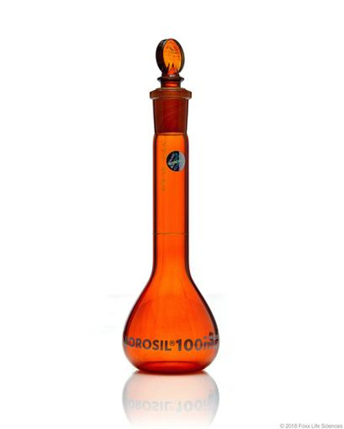 Borosil 100mL Amber Volumetric Flask 5657016D For Precise Liquid Measurement of Light Sensitive Solutions- Lab Glassware - Stellar Scientific