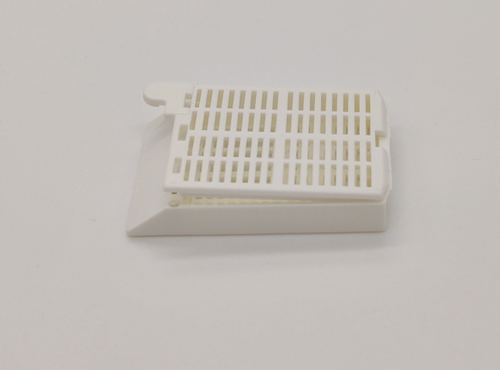 Plastic Biopsy Tissue Cassettes With Attached Lid And 35° Angled Face, White