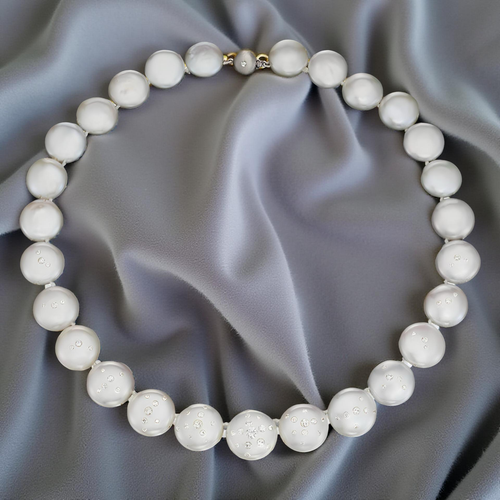 1. A strand of luminous coin pearls embedded with 4.1ct of white diamonds—elegant, timeless, and entirely unforgettable.