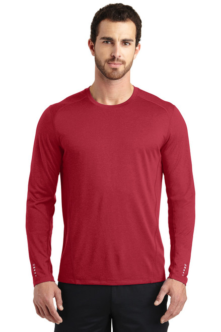 OGIO® ENDURANCE Long Sleeve Pulse Crew. OE321 Ripped Red OGIO® ENDURANCE Long Sleeve Pulse Crew. OE321 Ripped Red