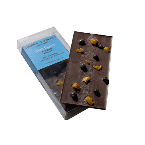 Smooth 70% Ecuadorian dark chocolate, garnished with crushed violet petals, dried blueberries and pears. Fruit, flowers and chocolate: what more do you need?