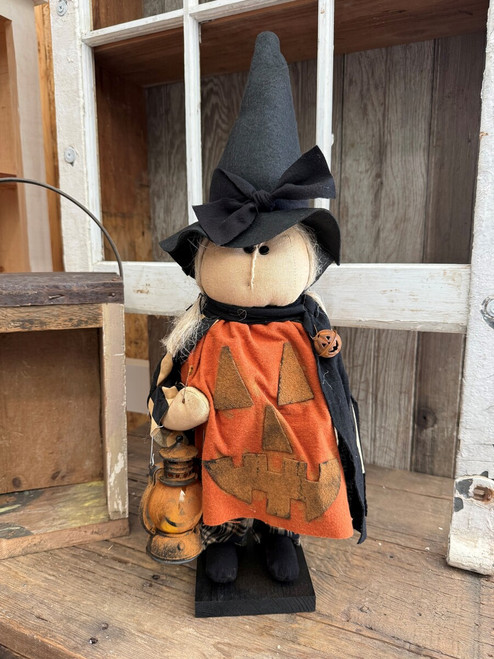 STANDING WITCH PUMPKIN