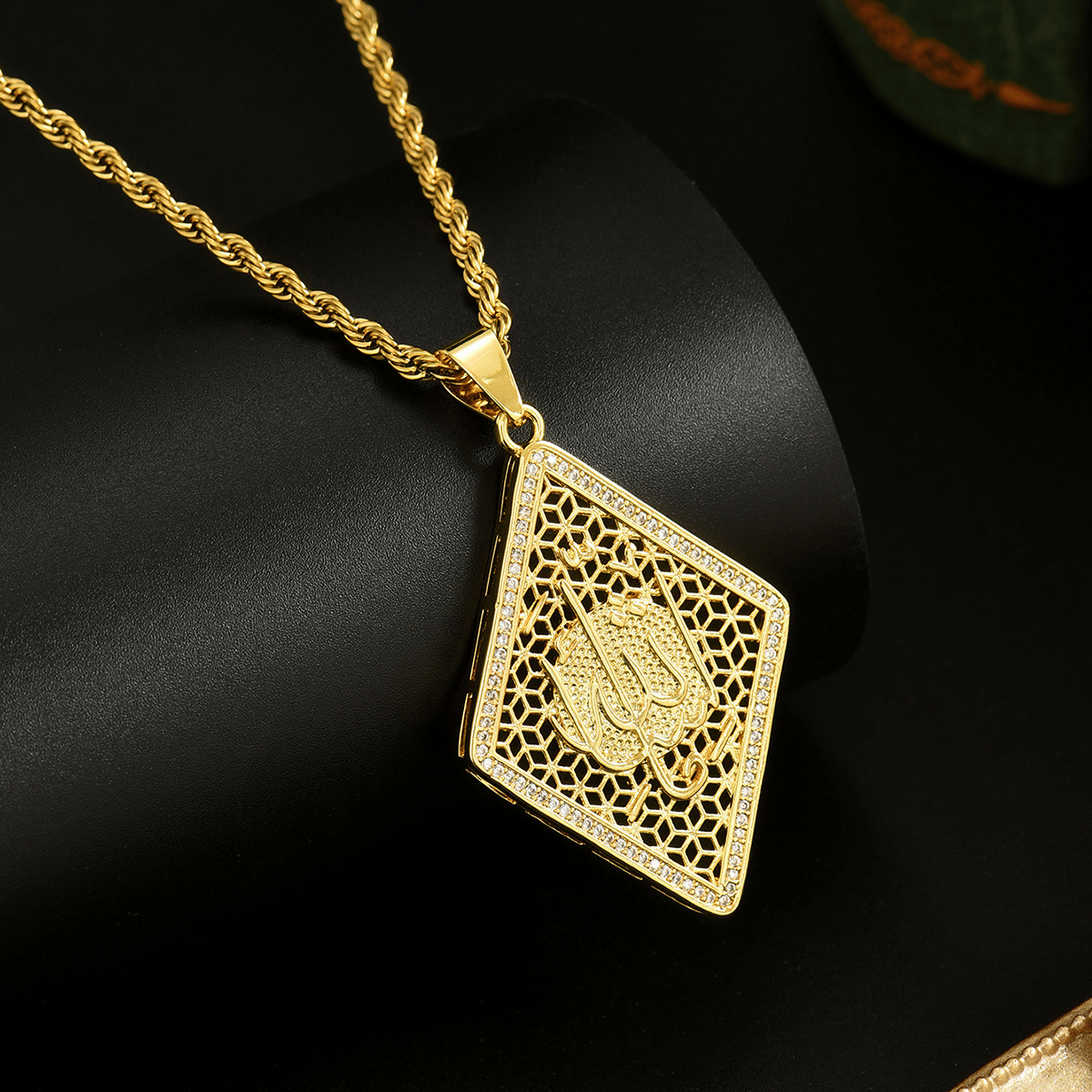 18K Gold Plated Allah Pendant Necklace, Arabic Calligraphy Round Coin Necklace, Islamic Muslim Jewelry, Twisted Rope Chain Necklace for Men Women, Religious Faith Gift