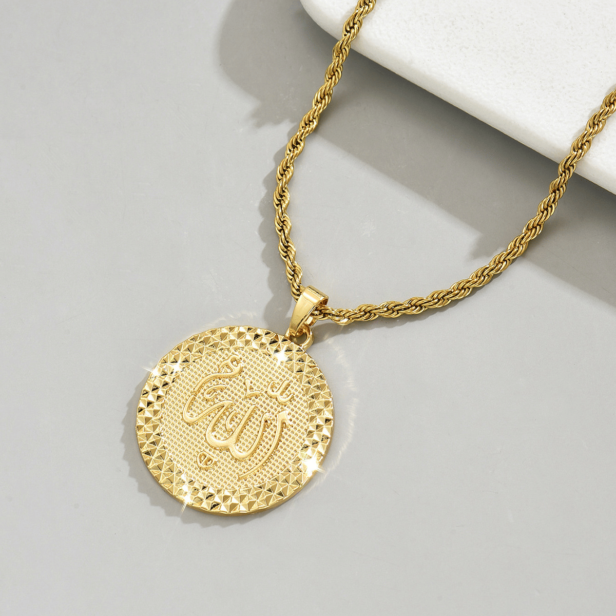 18K Gold Plated Allah Pendant Necklace, Arabic Calligraphy Round Coin Necklace, Islamic Muslim Jewelry, Twisted Rope Chain Necklace for Men Women, Religious Faith Gift