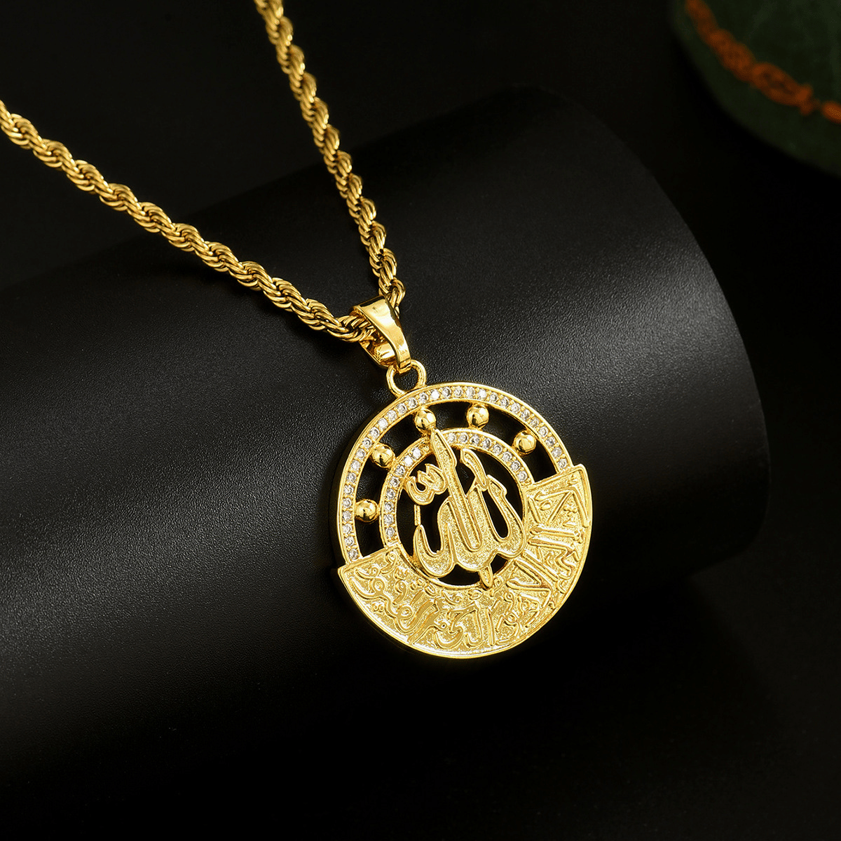 18K Gold Plated Allah Pendant Necklace, Arabic Calligraphy Round Coin Necklace, Islamic Muslim Jewelry, Twisted Rope Chain Necklace for Men Women, Religious Faith Gift