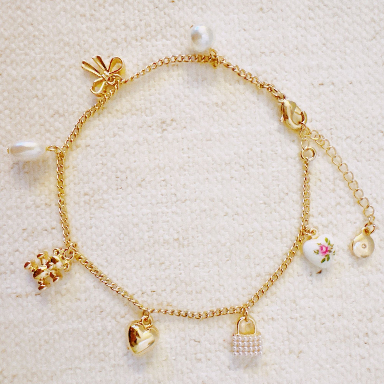 Bear & Bow Charm Anklet – Playful Gold Chain with Heartfelt Details