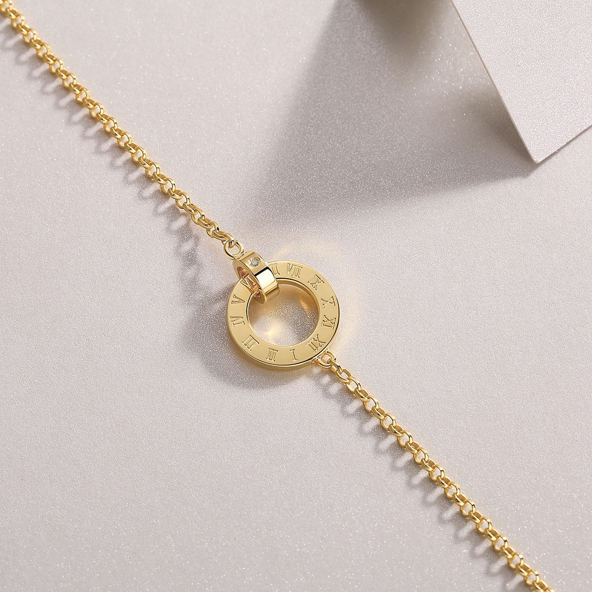 Time flies - Made of morganite, 925 sterling silver and platinum-plated diamonds, it is a fashionable jewelry bracelet and a luxurious silver accessory.