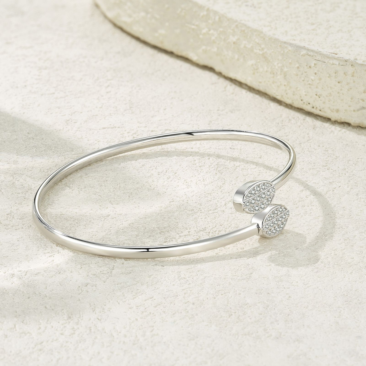 Composed of morganite, 925 sterling silver and platinum-plated diamonds, it is a fashionable jewelry bracelet and a luxurious silver accessory.