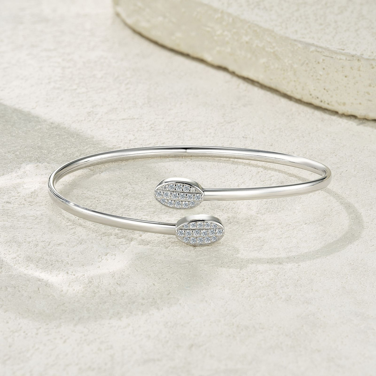 Composed of morganite, 925 sterling silver and platinum-plated diamonds, it is a fashionable jewelry bracelet and a luxurious silver accessory.