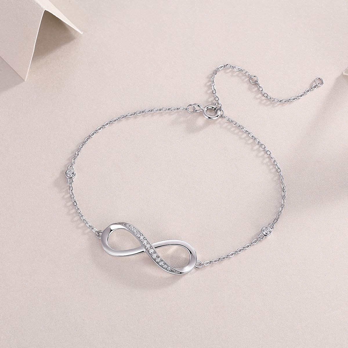 Endless Heart - Made of morganite, 925 sterling silver and platinum-plated diamonds, it is a fashionable jewelry bracelet and a luxurious silver accessory.