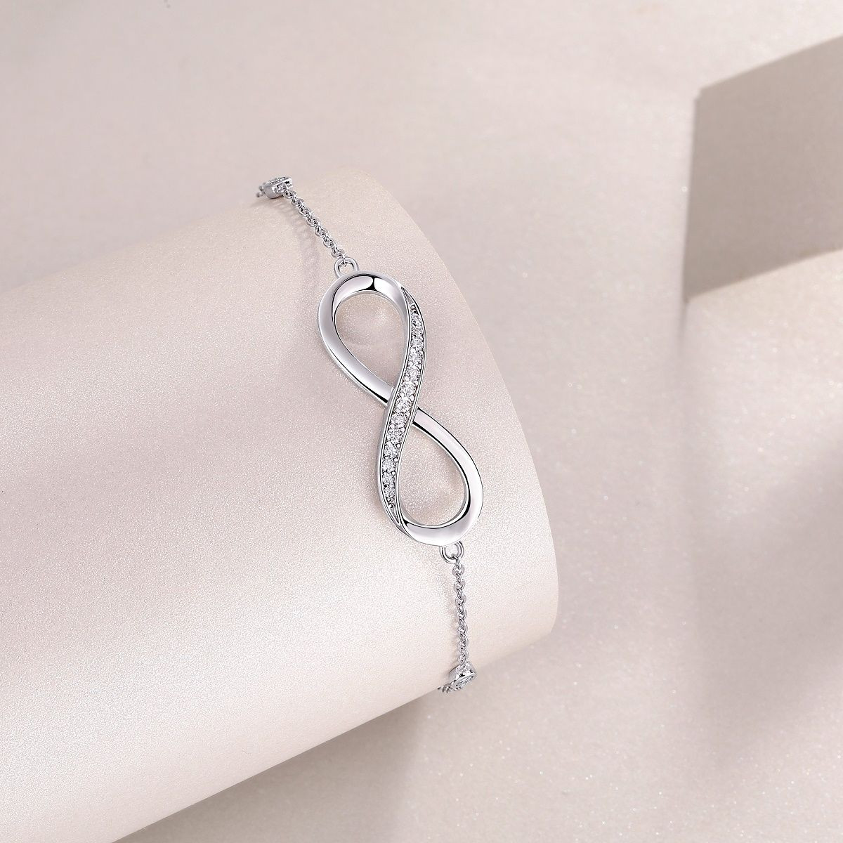 Endless Heart - Made of morganite, 925 sterling silver and platinum-plated diamonds, it is a fashionable jewelry bracelet and a luxurious silver accessory.