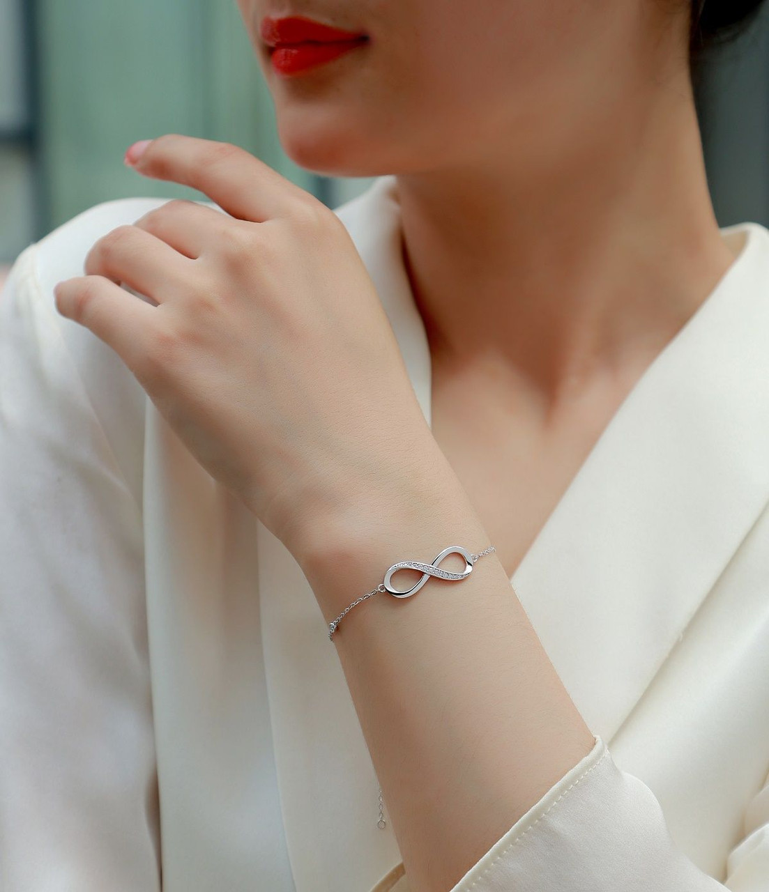 Endless Heart - Made of morganite, 925 sterling silver and platinum-plated diamonds, it is a fashionable jewelry bracelet and a luxurious silver accessory.