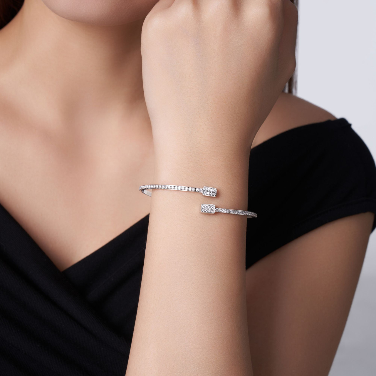 Composed of morganite, 925 sterling silver and platinum-plated diamonds, it is a fashionable jewelry bracelet and a luxurious silver accessory.