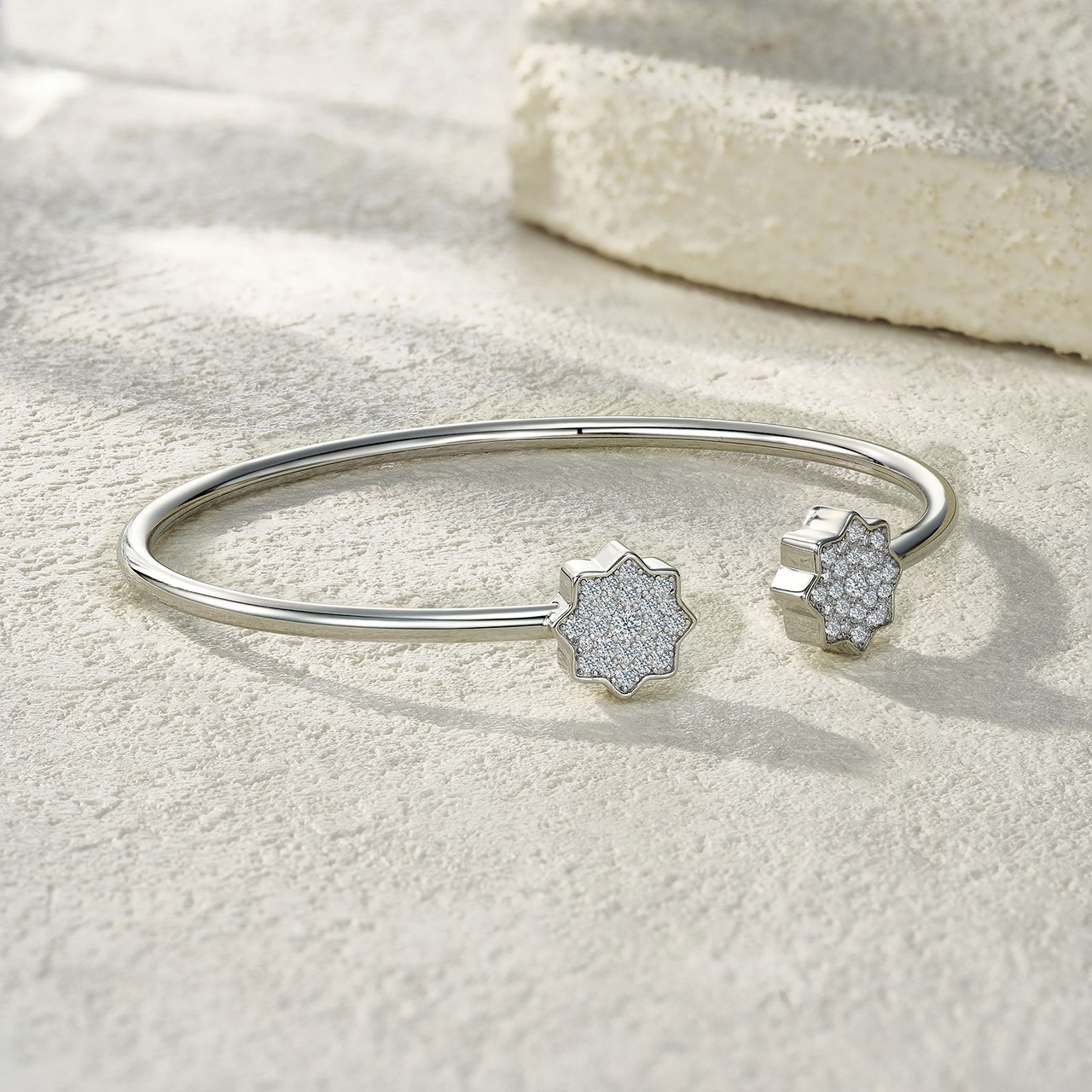 Composed of morganite, 925 sterling silver and platinum-plated diamonds, it is a fashionable jewelry bracelet and a luxurious silver accessory.