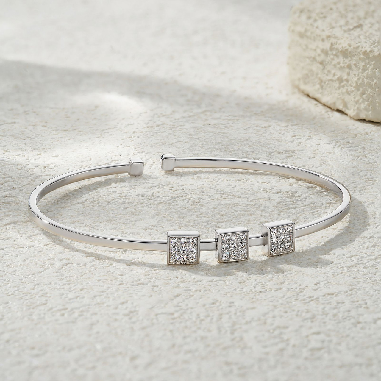 Composed of morganite, 925 sterling silver and platinum-plated diamonds, it is a fashionable jewelry bracelet and a luxurious silver accessory.