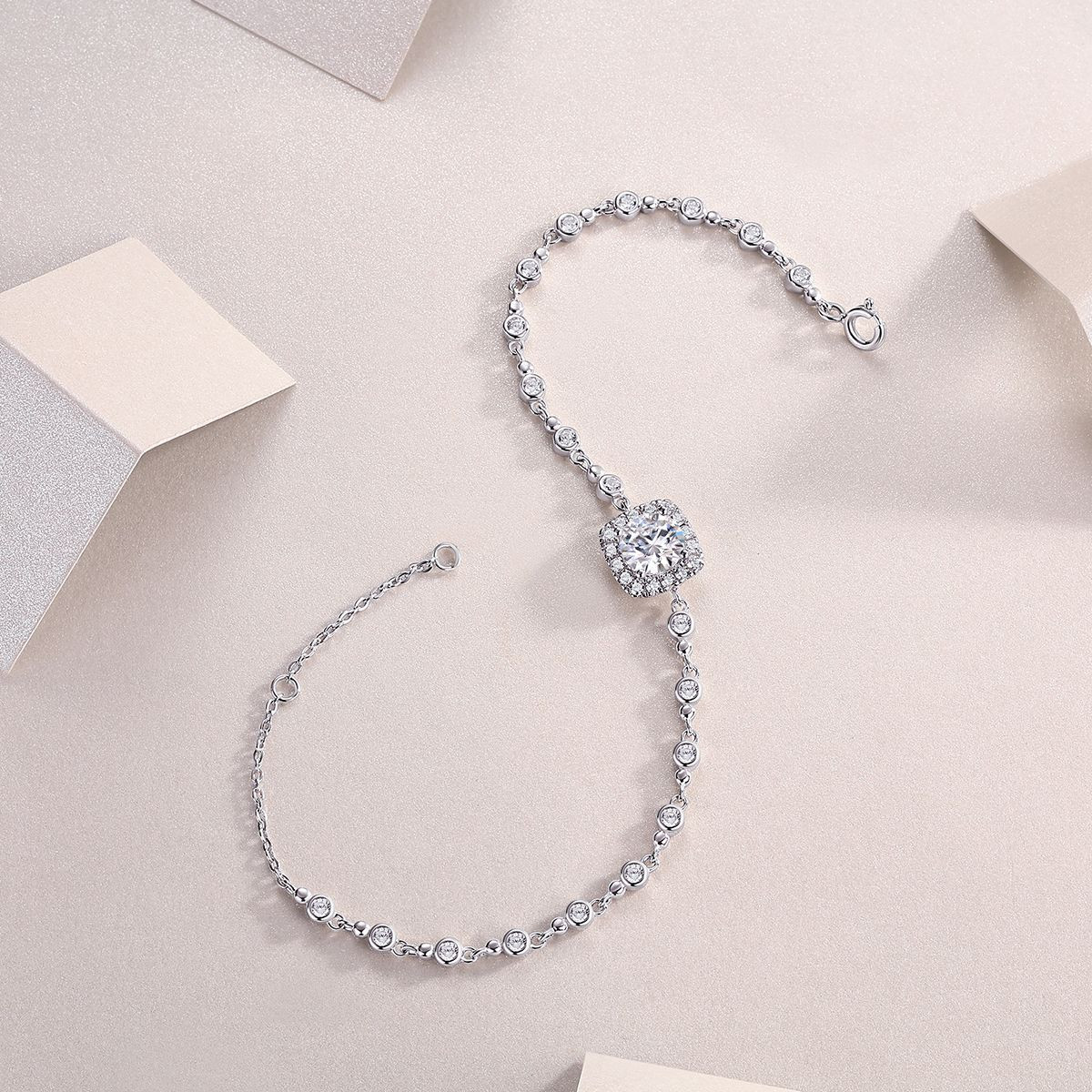 Stars Surrounding - Made of morganite, 925 sterling silver and platinum-plated diamonds, it is a fashionable jewelry bracelet and a luxurious silver accessory.