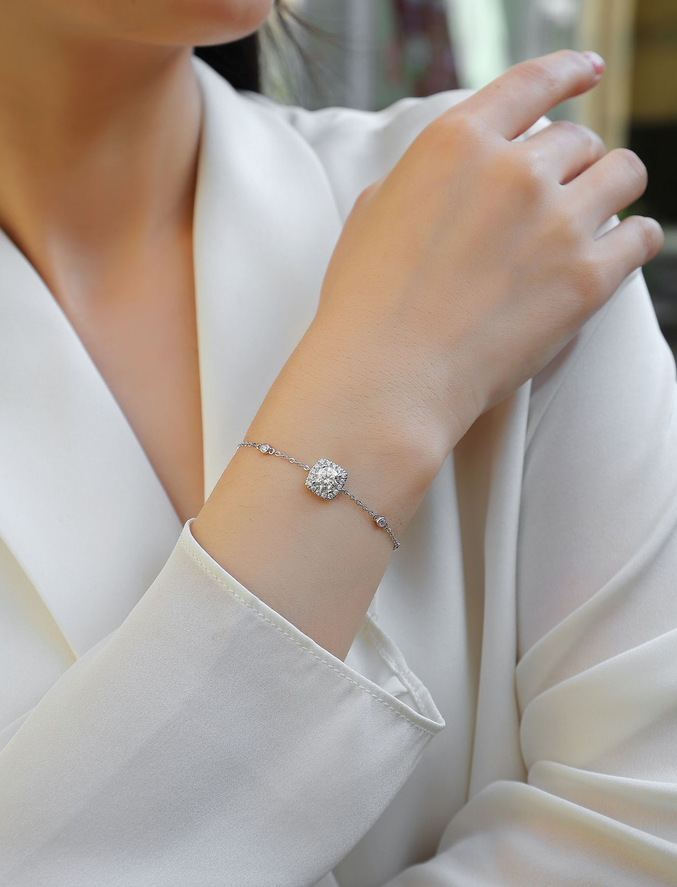 Paper Short, Long Affection - Made of morganite, 925 sterling silver and platinum-plated diamonds, it is a fashionable jewelry bracelet and a luxurious silver accessory.