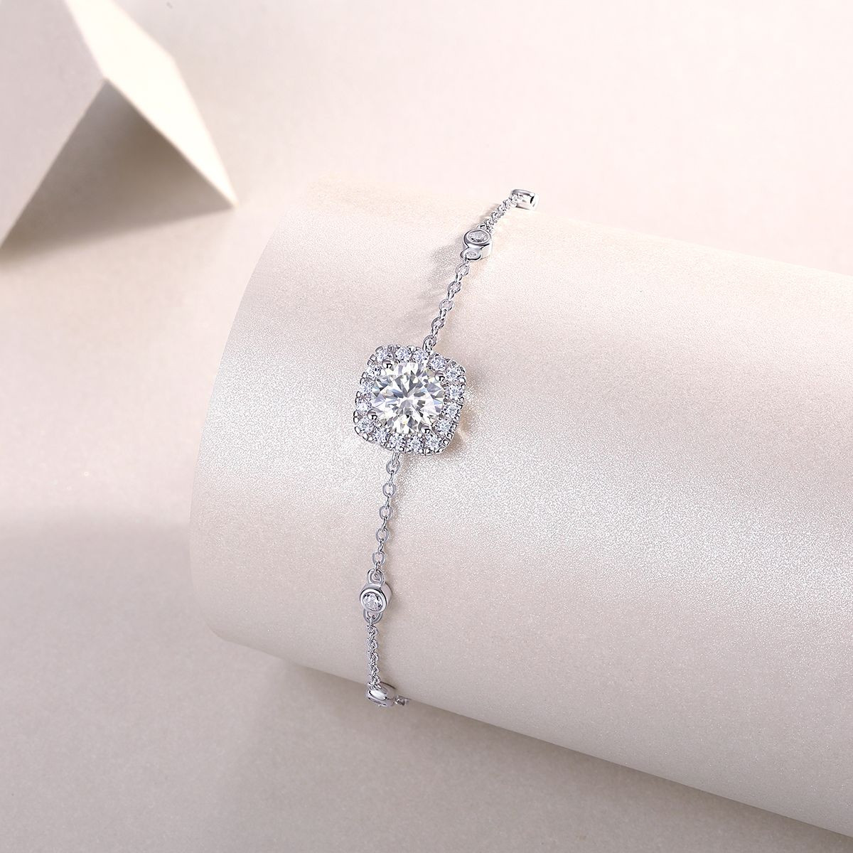 Paper Short, Long Affection - Made of morganite, 925 sterling silver and platinum-plated diamonds, it is a fashionable jewelry bracelet and a luxurious silver accessory.