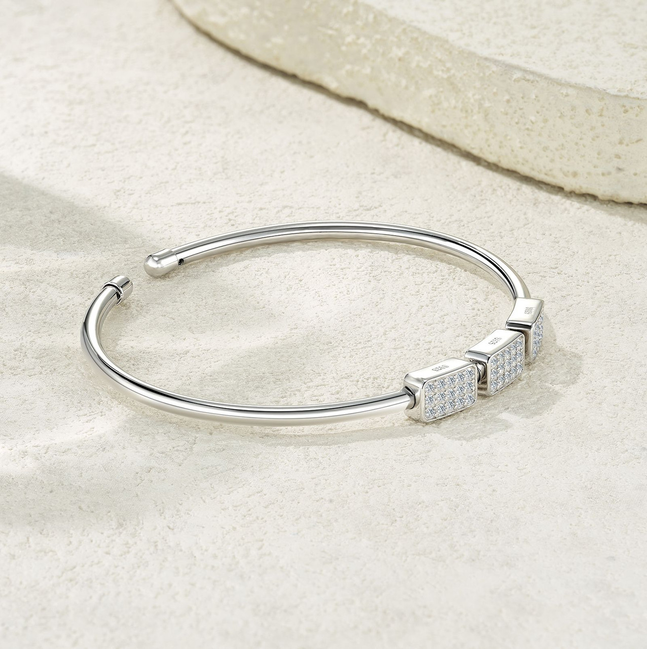 Composed of morganite, 925 sterling silver and platinum-plated diamonds, it is a fashionable jewelry bracelet and a luxurious silver accessory.