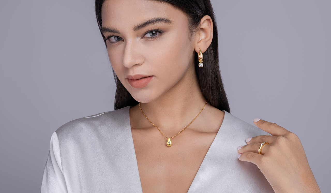 A fashionable and popular jewelry necklace pendant set, featuring Monnes stone, made of 925 silver and plated with platinum diamonds.