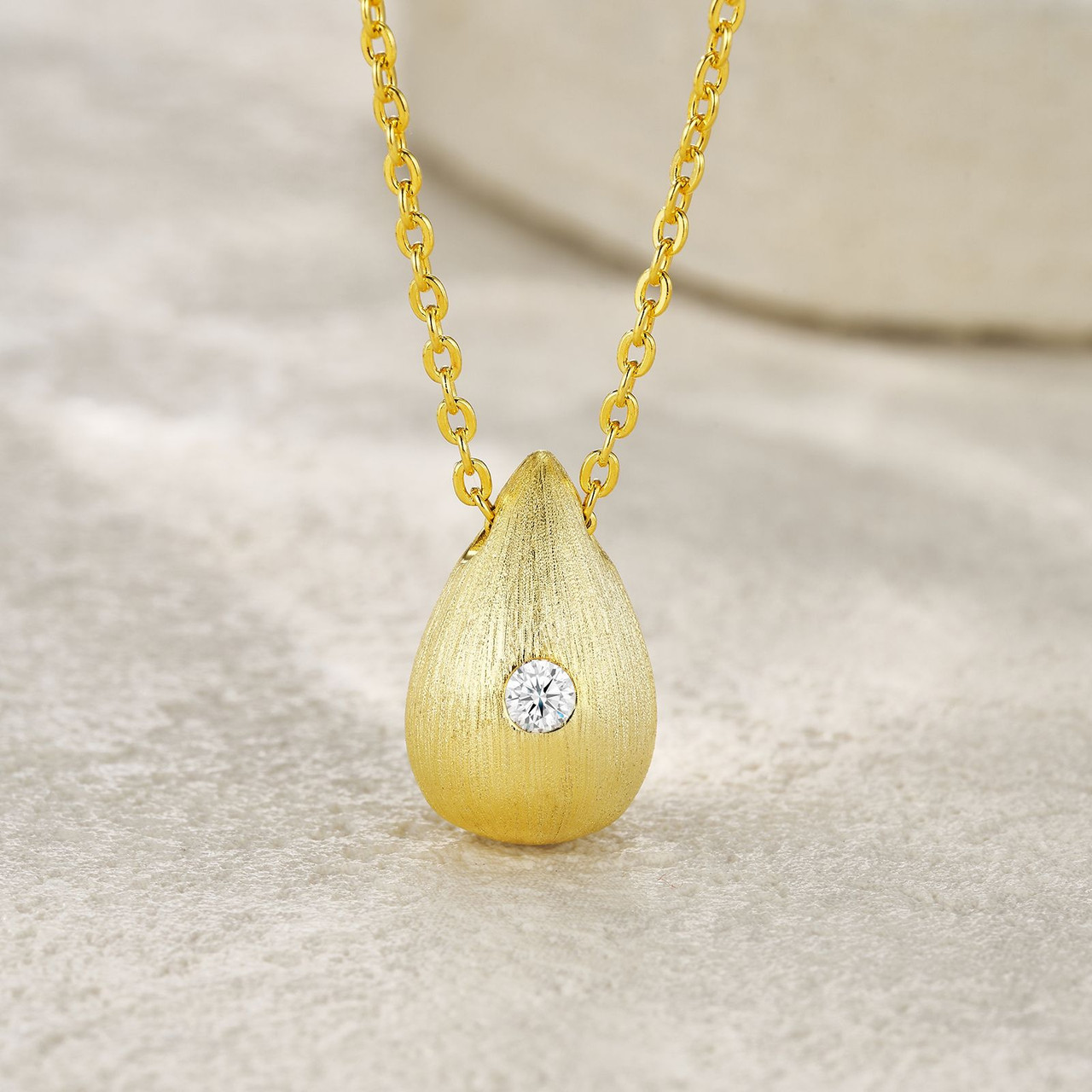 A fashionable and popular jewelry necklace pendant set, featuring Monnes stone, made of 925 silver and plated with platinum diamonds.