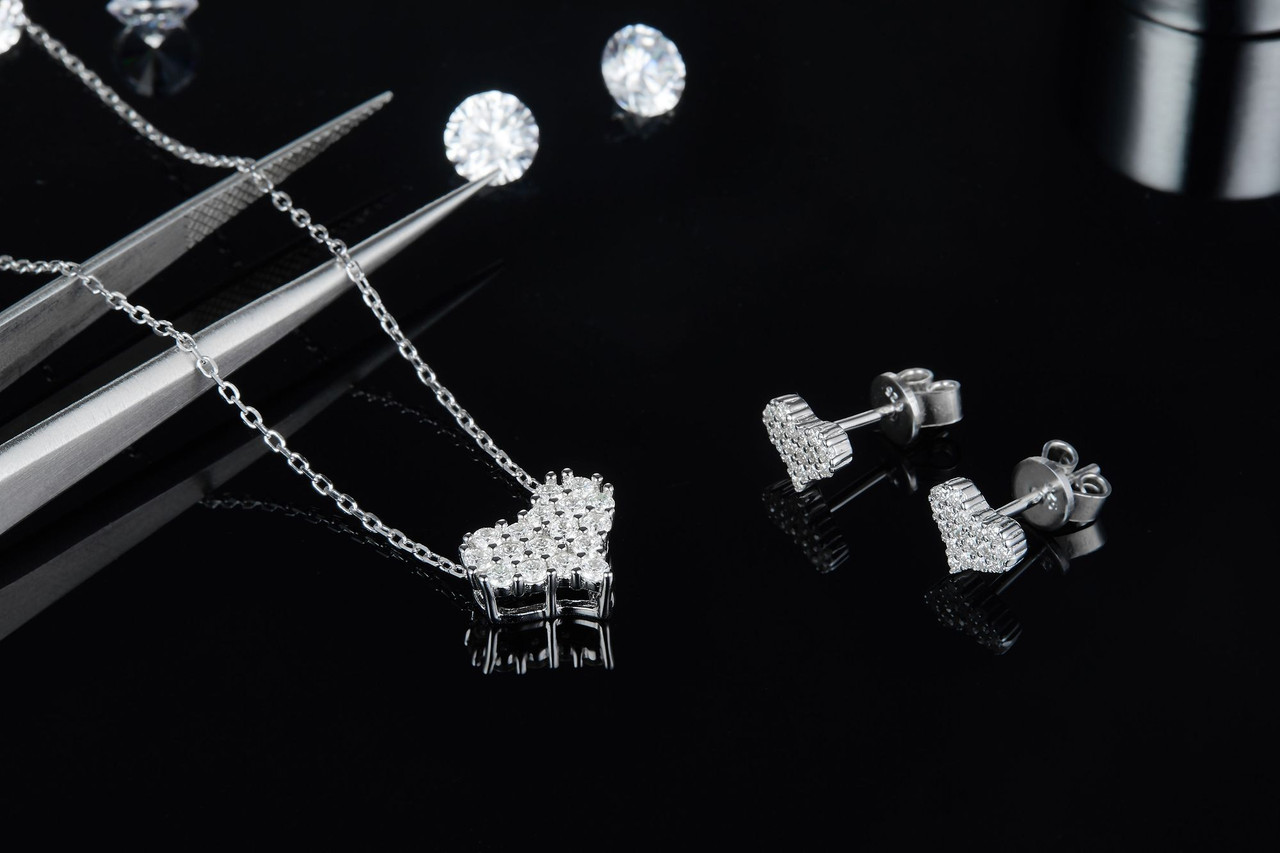 A fashionable and popular jewelry necklace pendant set, featuring Monnes stone, made of 925 silver and plated with platinum diamonds.
