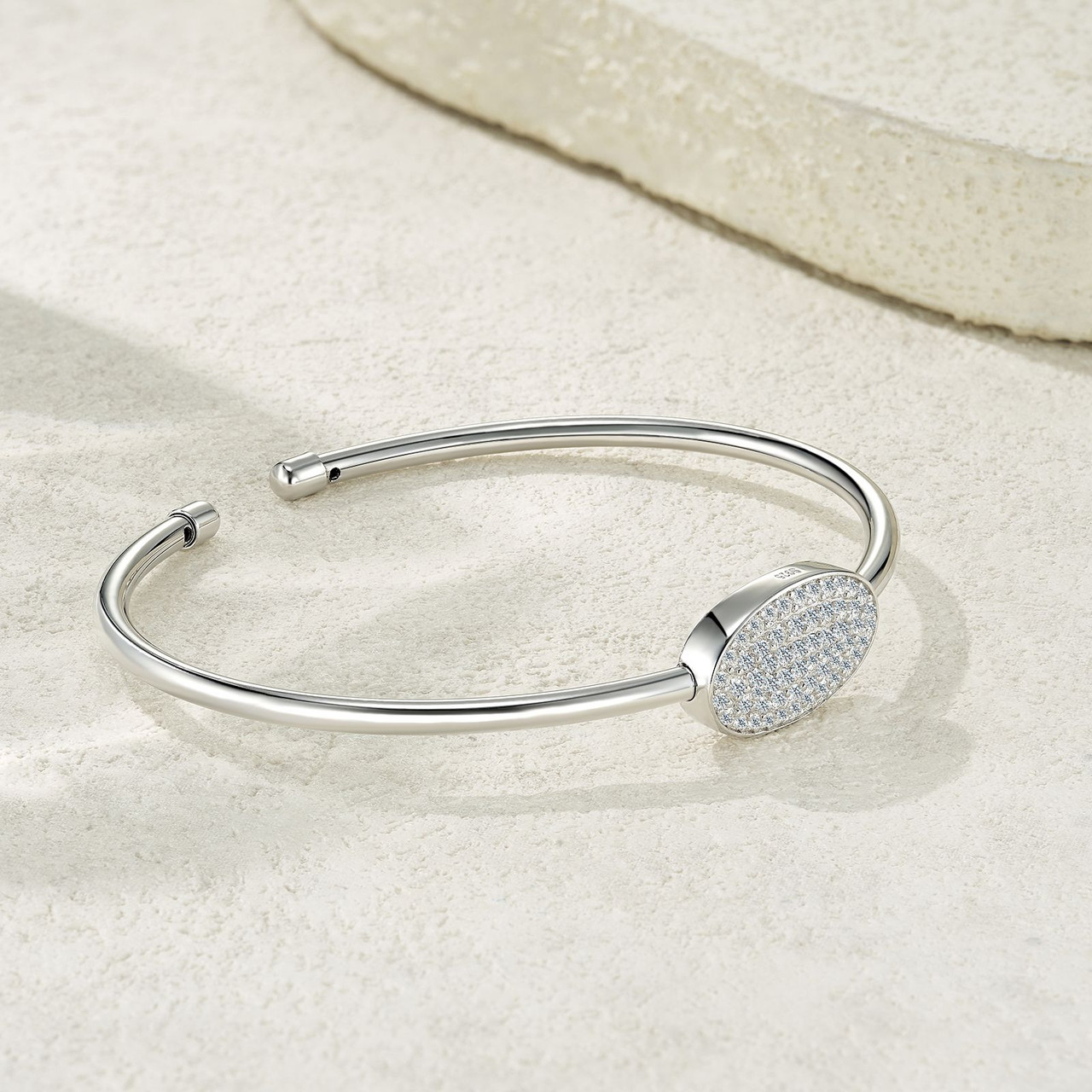 Composed of morganite, 925 sterling silver and platinum-plated diamonds, it is a fashionable jewelry bracelet and a luxurious silver accessory.