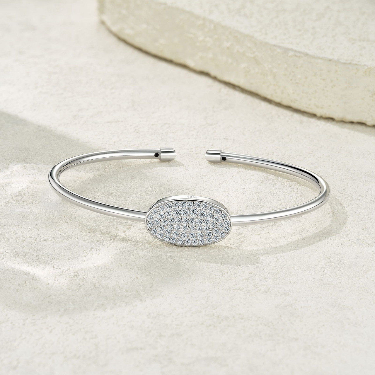 Composed of morganite, 925 sterling silver and platinum-plated diamonds, it is a fashionable jewelry bracelet and a luxurious silver accessory.