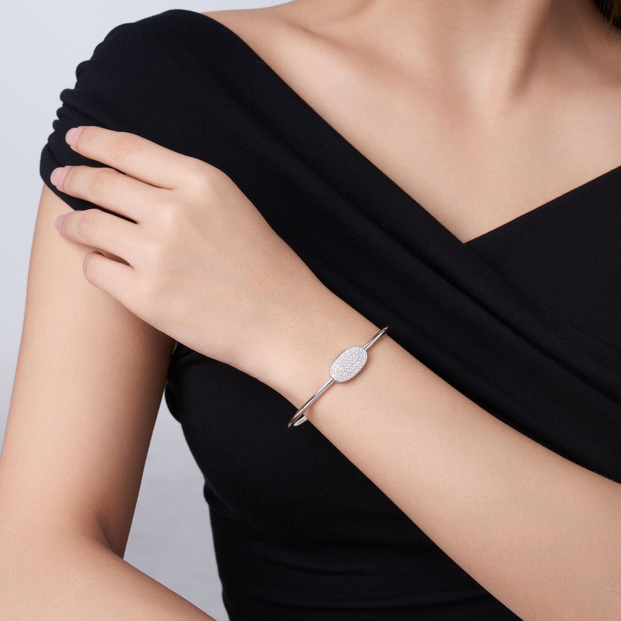 Composed of morganite, 925 sterling silver and platinum-plated diamonds, it is a fashionable jewelry bracelet and a luxurious silver accessory.