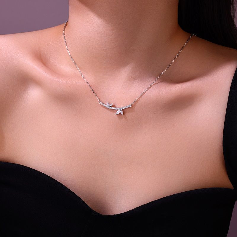 A fashionable and popular jewelry necklace pendant set, featuring Monnes stone, made of 925 silver and plated with platinum diamonds.
