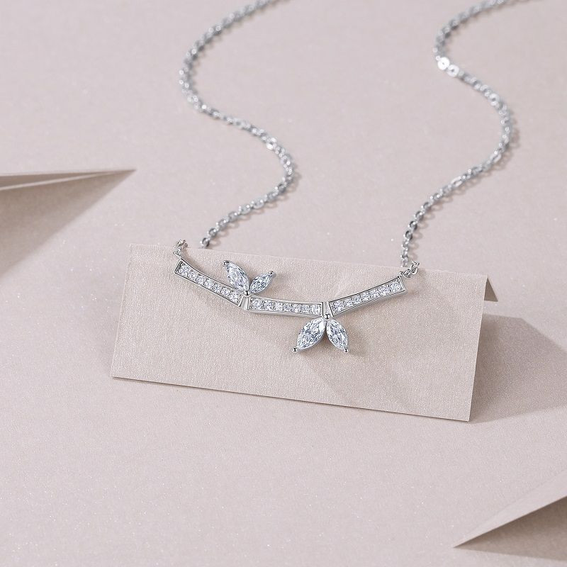 A fashionable and popular jewelry necklace pendant set, featuring Monnes stone, made of 925 silver and plated with platinum diamonds.