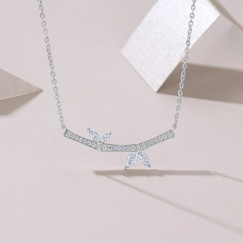 A fashionable and popular jewelry necklace pendant set, featuring Monnes stone, made of 925 silver and plated with platinum diamonds.