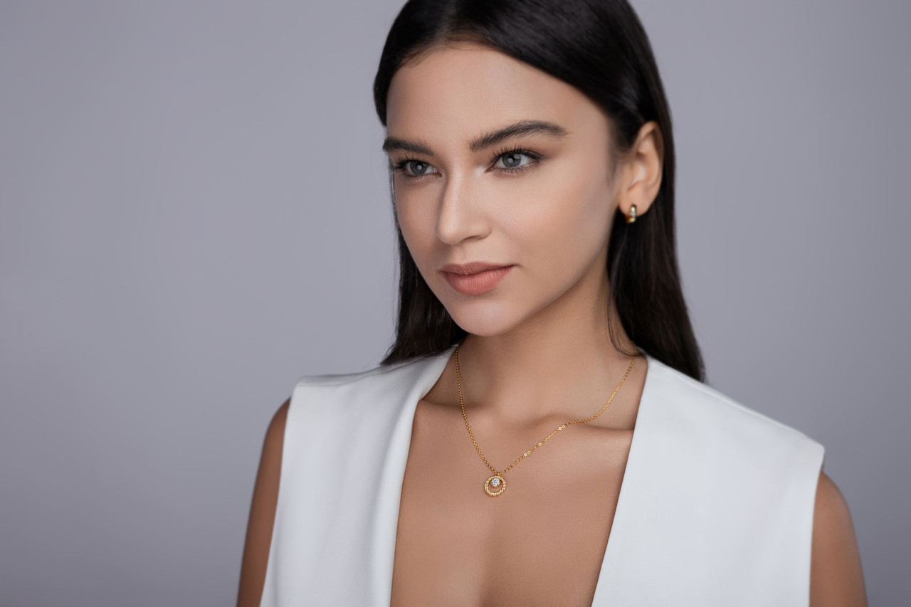 A fashionable and popular jewelry necklace pendant set, featuring Monnes stone, made of 925 silver and plated with platinum diamonds.