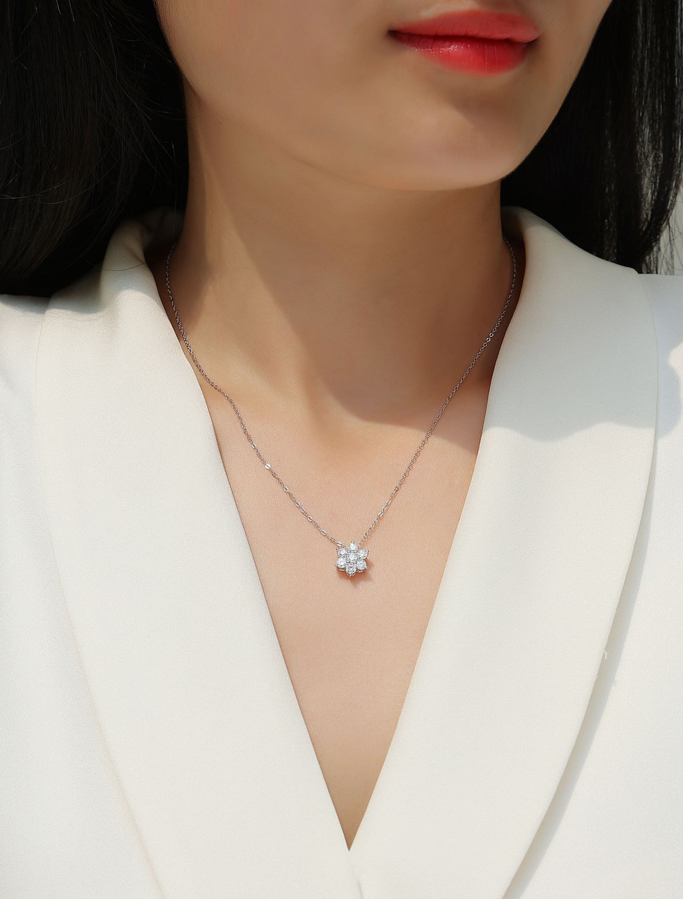 Snowflakes Flowing - A fashionable and popular jewelry necklace pendant set, featuring Monisite gemstones, made of 925 silver and plated with platinum diamonds.