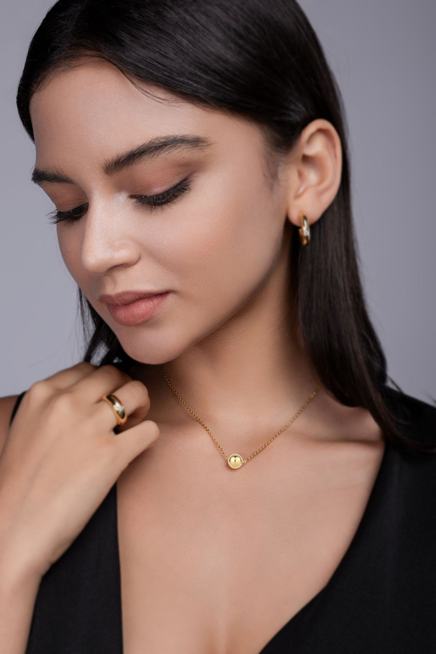 A fashionable and popular jewelry necklace pendant set, featuring Monnes stone, made of 925 silver and plated with platinum diamonds.