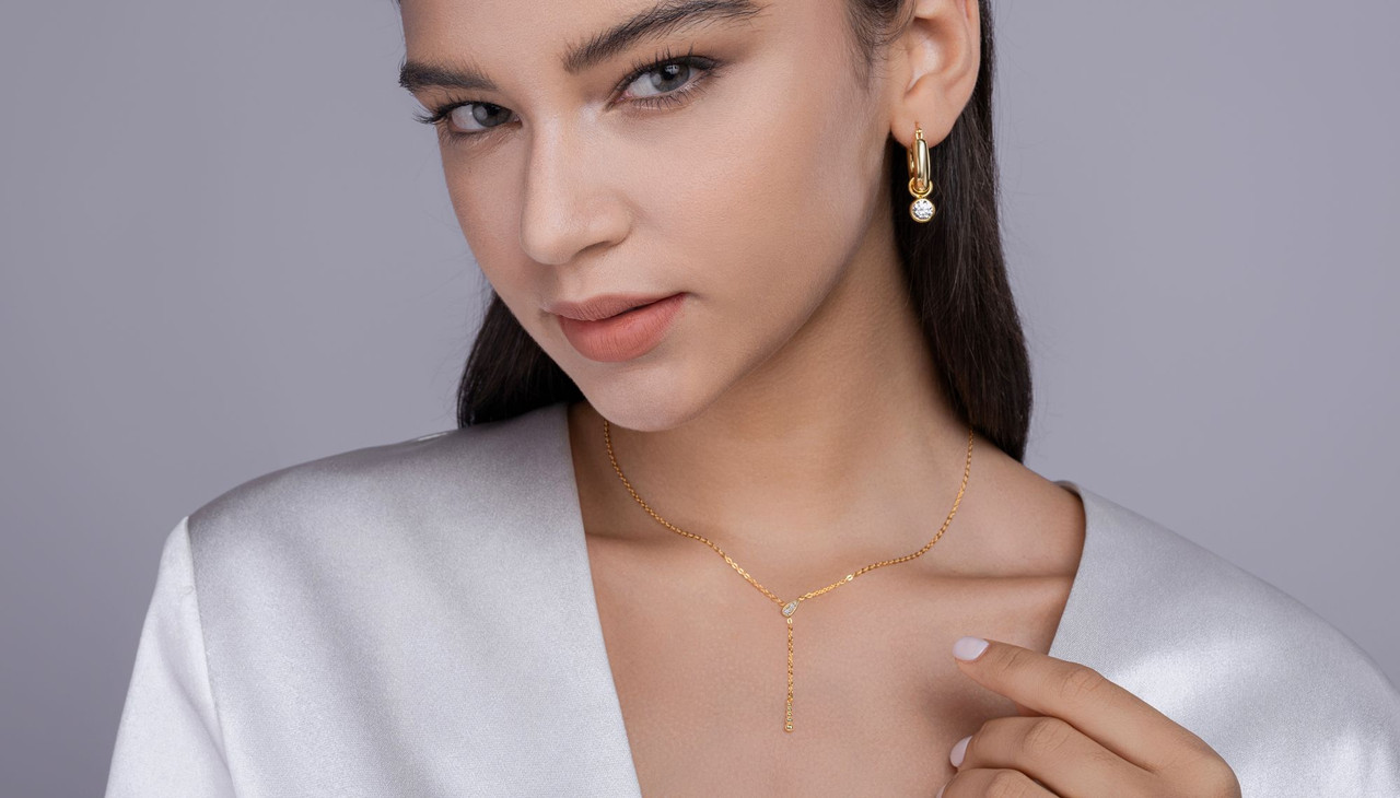 A fashionable and popular jewelry necklace pendant set, featuring Monnes stone, made of 925 silver and plated with platinum diamonds