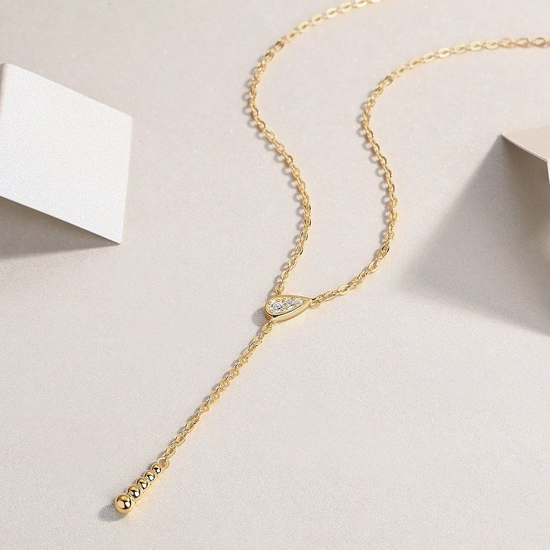 A fashionable and popular jewelry necklace pendant set, featuring Monnes stone, made of 925 silver and plated with platinum diamonds