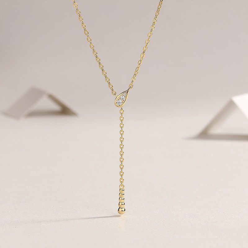 A fashionable and popular jewelry necklace pendant set, featuring Monnes stone, made of 925 silver and plated with platinum diamonds