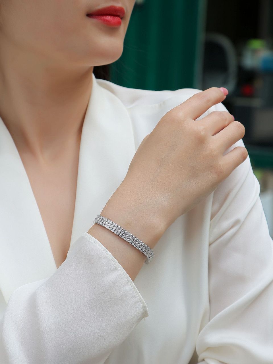 Chain of Brilliance - Made of morganite, 925 sterling silver and platinum-plated diamonds, it is a fashionable jewelry bracelet and a luxurious silver accessory.