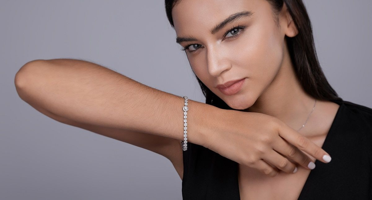 Star Whisper - Made of morganite, 925 sterling silver and platinum-plated diamonds, it is a fashionable jewelry bracelet and a luxurious silver accessory.