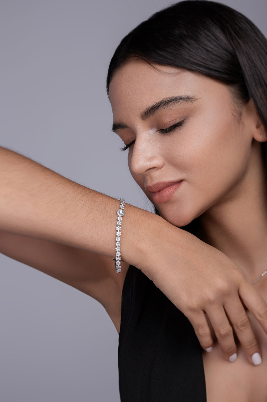 Star Whisper - Made of morganite, 925 sterling silver and platinum-plated diamonds, it is a fashionable jewelry bracelet and a luxurious silver accessory.