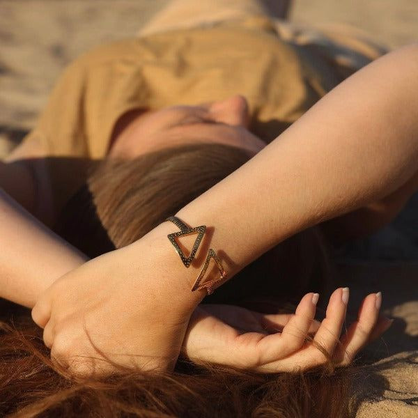 The CLEO Bangle