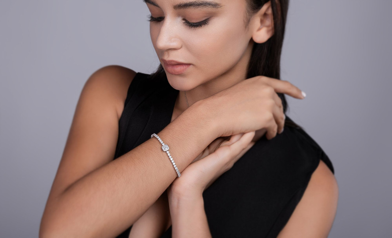 Star - Composed of morganite, 925 sterling silver and platinum-plated diamonds, it is a fashionable jewelry bracelet and a luxurious silver accessory.