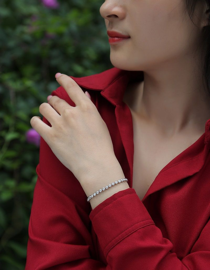Galaxy Dream - Made of morganite, 925 sterling silver and platinum-plated diamonds, it is a fashionable jewelry bracelet and a luxurious silver accessory.