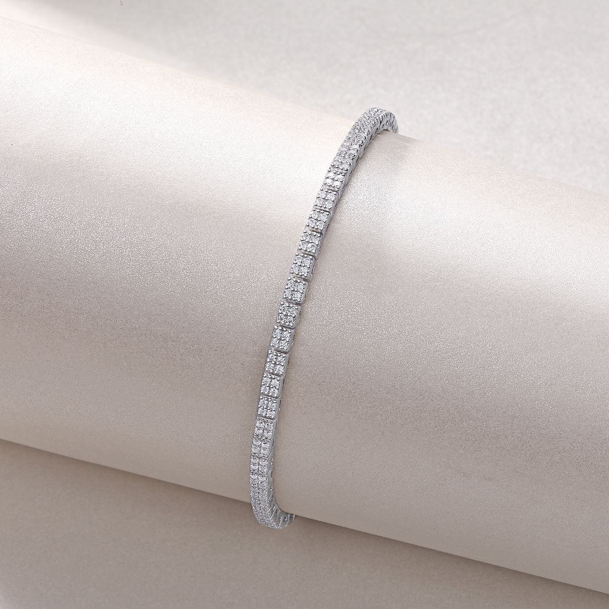 Piano Poet - Made of morganite, 925 sterling silver and platinum-plated diamonds, it is a fashionable jewelry bracelet and a luxurious silver accessory.