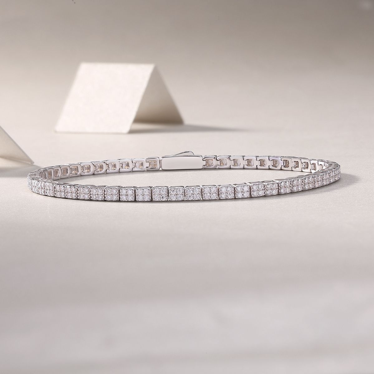 Piano Poet - Made of morganite, 925 sterling silver and platinum-plated diamonds, it is a fashionable jewelry bracelet and a luxurious silver accessory.
