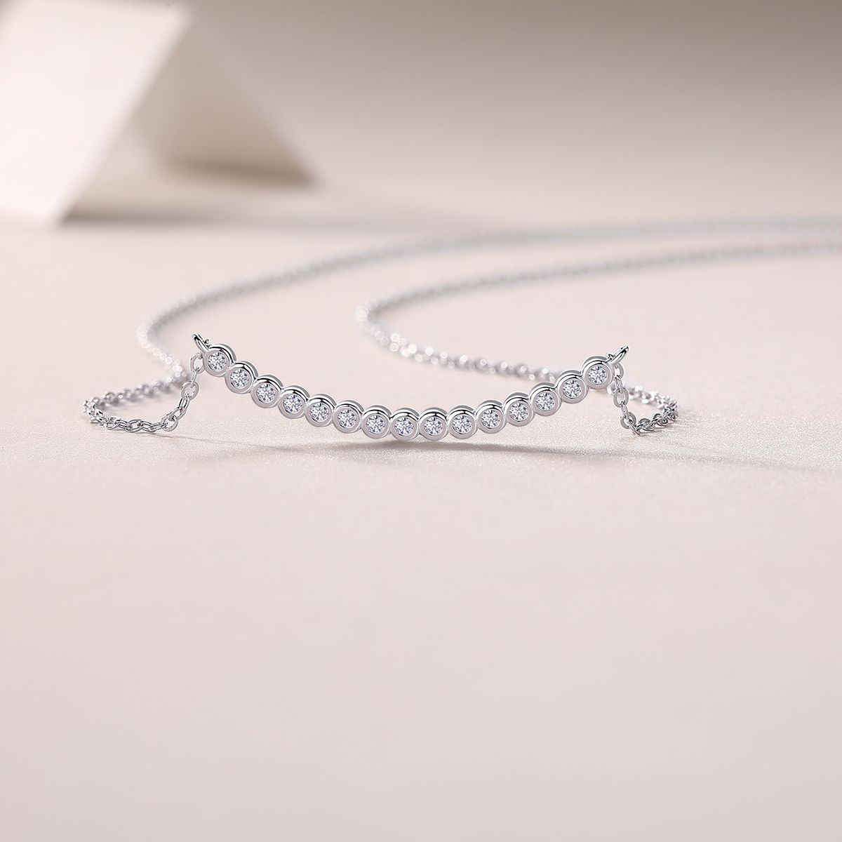 A fashionable and popular jewelry necklace pendant set, featuring Monis stone, made of 925 silver and plated with platinum and diamonds.
